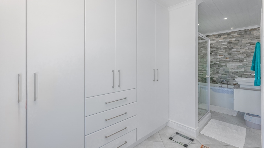 4 Bedroom Property for Sale in Oceanview Heights Western Cape